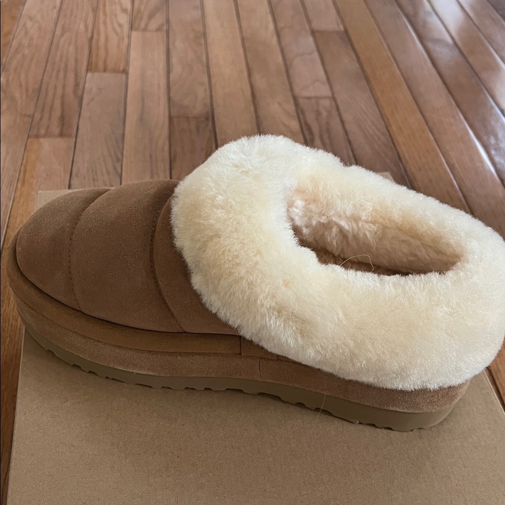 UGG® Tazzlita Genuine Shearling Trim Platform
Slinner (Women) - Picture 5 of 16